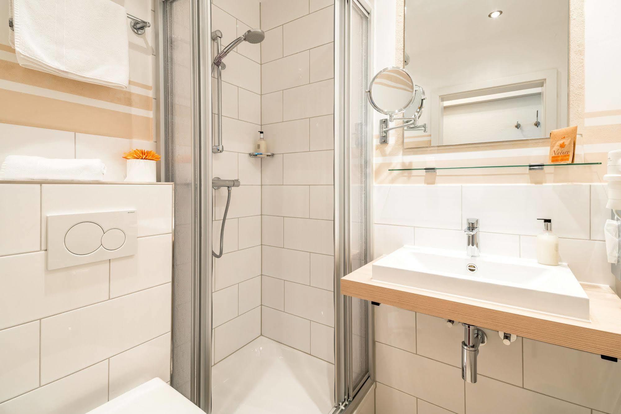 Airport Fashion Hotel Dusseldorf Bagian luar foto