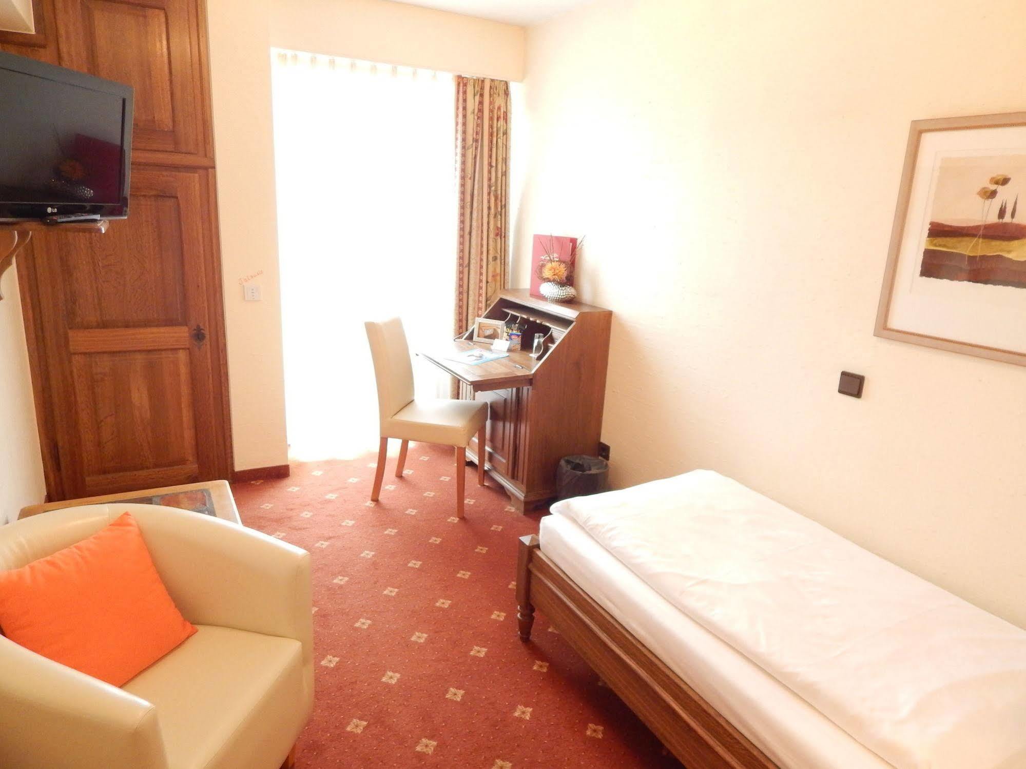 Airport Fashion Hotel Dusseldorf Bagian luar foto
